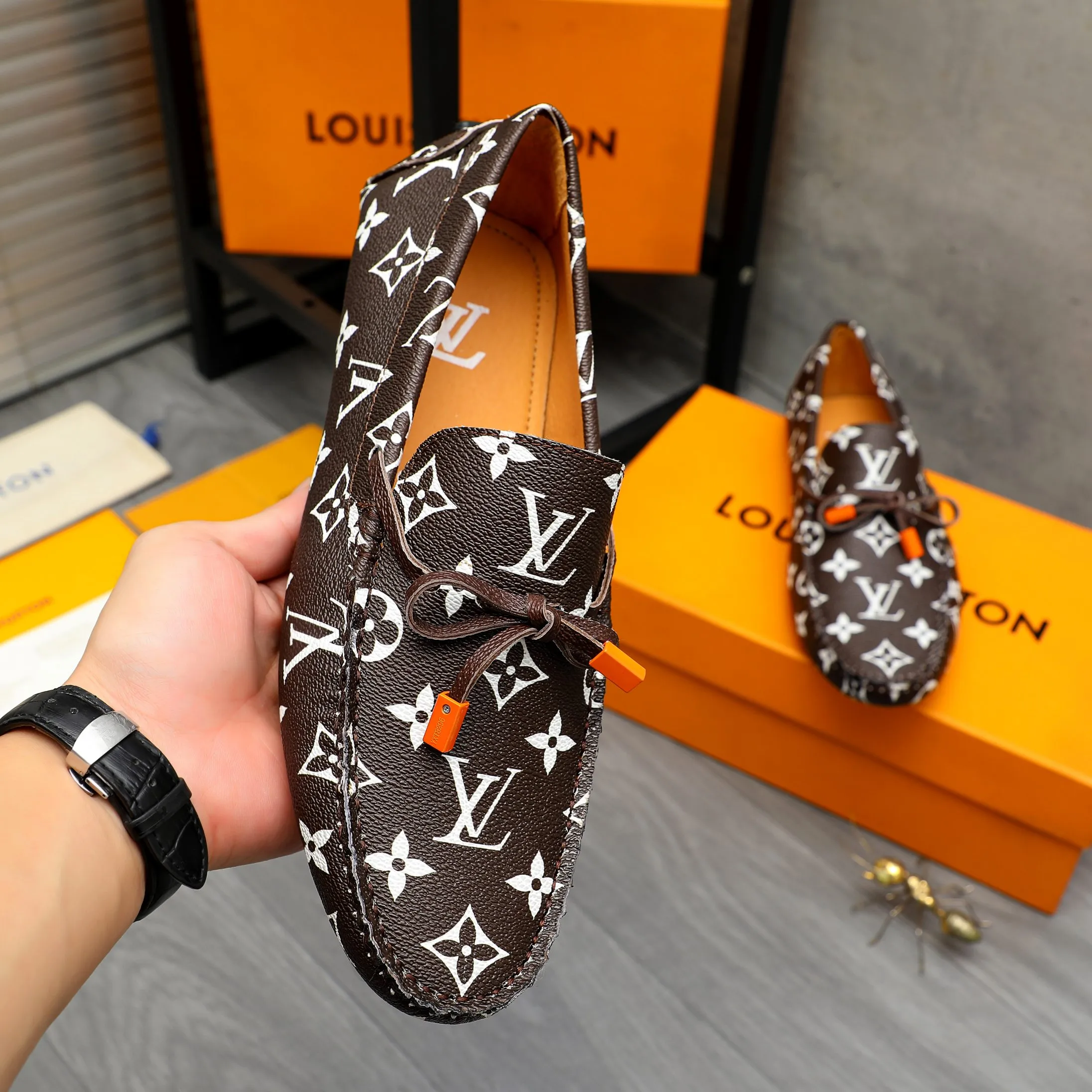 Men's shoes💰380 Product trademark: LV "Louis Vuitton" casual beanie shoes Regular size: 38-45 (45 is custom-made and non-returnable) Product materials: Selected printed cowhide upper, pigskin lining, rubber bean outsole